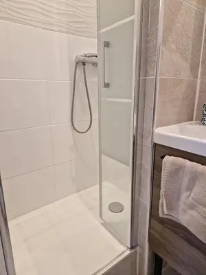Salle de bains dans l'établissement Maison 3 personnes entre lac et forêt