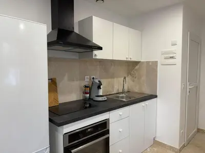 Cuisine ou kitchenette dans l'établissement Le Prestige - T2 Neuf et Equipé