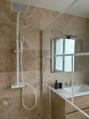 Salle de bains dans l'établissement Le Prestige - T2 Neuf et Equipé