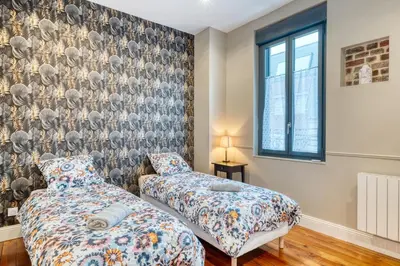 Un ou plusieurs lits dans un hébergement de l'établissement Magnifique Duplex plein centre ville - 15 pers - 200m2 - 600m plage !