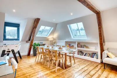 Coin salon dans l'établissement Magnifique Duplex plein centre ville - 15 pers - 200m2 - 600m plage !