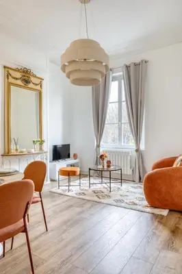 Coin salon dans l'établissement Le Lauroise magnifique F2 place des Carmes