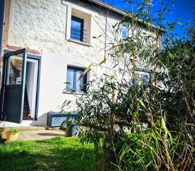 Jardin de l'établissement La Petite Maison de Vernon-Giverny, gîte cosy avec jardin à 7 min de Giverny, Wifi, parking gratuit, calme