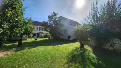 Jardin de l'établissement Le presbytère de Bueil - Gite 8 pers - 5 couchages