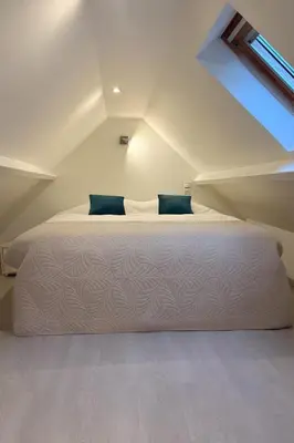 Un ou plusieurs lits dans un hébergement de l'établissement Le cocon bleu, duplex cosy et lumineux
