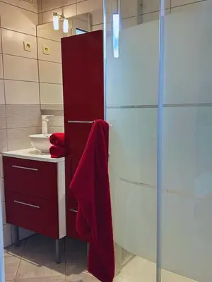 Salle de bains dans l'établissement Le cocon bleu, duplex cosy et lumineux