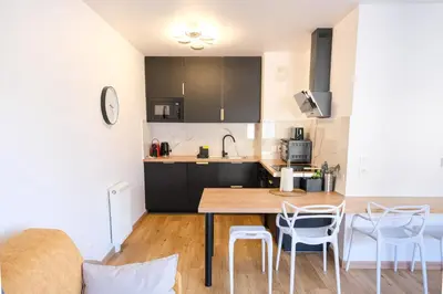 Cuisine ou kitchenette dans l'établissement Rouen Gare centre Ménage et linge inclus
