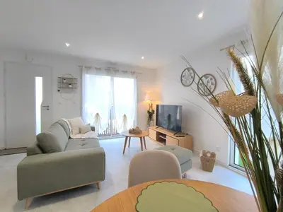 Télévision ou salle de divertissement dans l'établissement Les Dunes - Calme et Sérénité à 5 min de la Plage en voiture