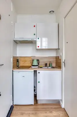 Cuisine ou kitchenette dans l'établissement Urszula charmant studio proche du Vieux Marché