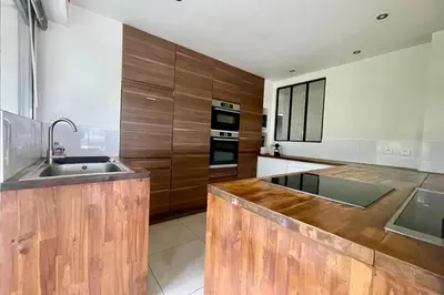 Cuisine ou kitchenette dans l'établissement Le Papillon F3 moderne avec terrasse et parking