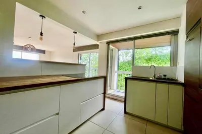 Cuisine ou kitchenette dans l'établissement Le Papillon F3 moderne avec terrasse et parking