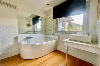 Salle de bains dans l'établissement Le Papillon F3 moderne avec terrasse et parking