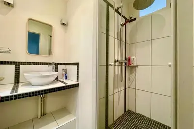 Salle de bains dans l'établissement Le Papillon F3 moderne avec terrasse et parking