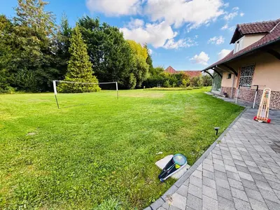 Jardin de l'établissement Maison Piscine Sauna Fitness Pickle Ball Salle Jeux