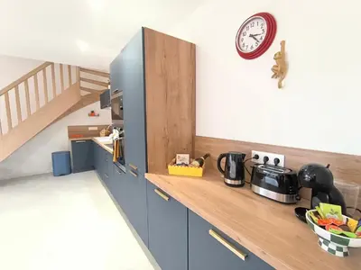Cuisine ou kitchenette dans l'établissement L'Art Pop - Chic & Coloré Plage à 5 min en voiture