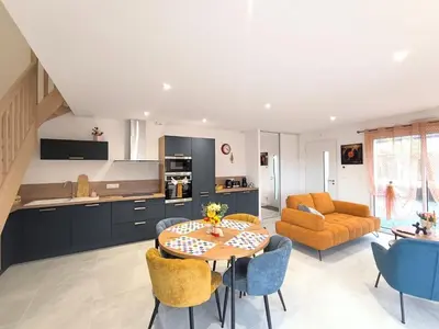 Cuisine ou kitchenette dans l'établissement L'Art Pop - Chic & Coloré Plage à 5 min en voiture