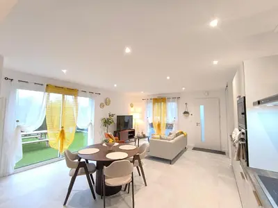 Télévision ou salle de divertissement dans l'établissement Le Zest d'or - Douceur & Lumière à 5min en voiture de la Plage