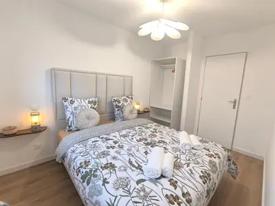 Un ou plusieurs lits dans un hébergement de l'établissement Le Zest d'or - Douceur & Lumière à 5min en voiture de la Plage