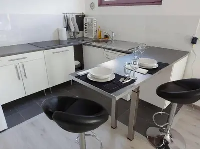 Cuisine ou kitchenette dans l'établissement Magnifique Studios proche de Paris dans le Yvelines