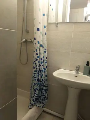 Salle de bains dans l'établissement Magnifique Studios proche de Paris dans le Yvelines