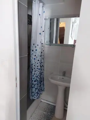 Salle de bains dans l'établissement Magnifique Studios proche de Paris dans le Yvelines