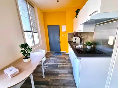 Cuisine ou kitchenette dans l'établissement Votre pied-à-terre idéal proche gare de Rouen