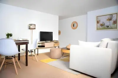 Télévision ou salle de divertissement dans l'établissement Fontenelle Linge et ménages inclus