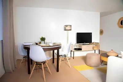 Télévision ou salle de divertissement dans l'établissement Fontenelle Linge et ménages inclus