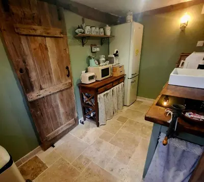 Cuisine ou kitchenette dans l'établissement La chaumière de Mauny