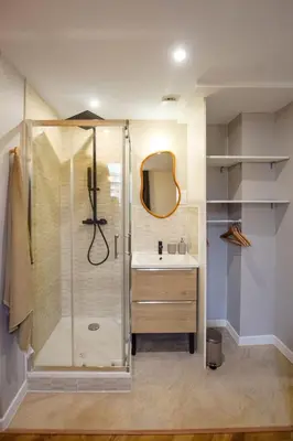Salle de bains dans l'établissement Le Cocon du Jardin duplex cosy, moderne et fibre