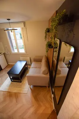 Coin salon dans l'établissement Le Cocon du Jardin duplex cosy, moderne et fibre