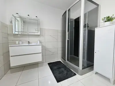 Salle de bains dans l'établissement Escapade à deux, terrasse romantique et vue Seine