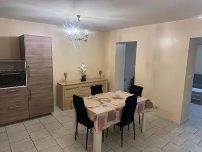 Cuisine ou kitchenette dans l'établissement Appartement lumineux garage privé centre-ville