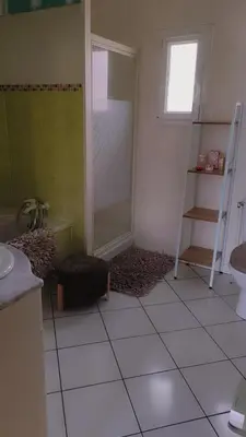 Salle de bains dans l'établissement La Cachette Maison 6 personnes 3 chambres avec jardin