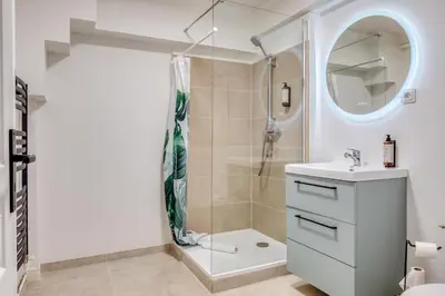 Salle de bains dans l'établissement Lili studio rénové pour 2 personnes proche du Vieux marché
