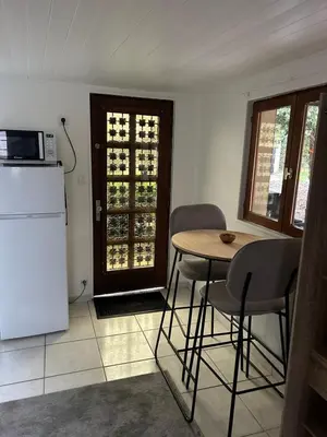 Cuisine ou kitchenette dans l'établissement Appartement meublé indépendant Parking privé Proche gare & Paris
