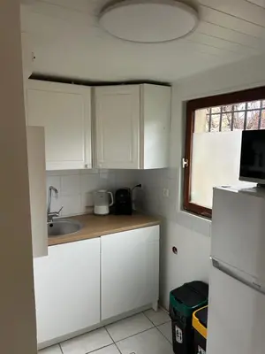 Cuisine ou kitchenette dans l'établissement Appartement meublé indépendant Parking privé Proche gare & Paris