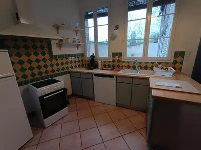 Cuisine ou kitchenette dans l'établissement La parenthèse de Forges les eaux