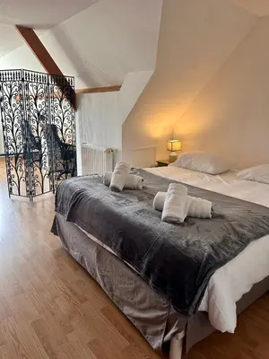 Un ou plusieurs lits dans un hébergement de l'établissement Le Petit Paradis tout confort avec piscine extérieure