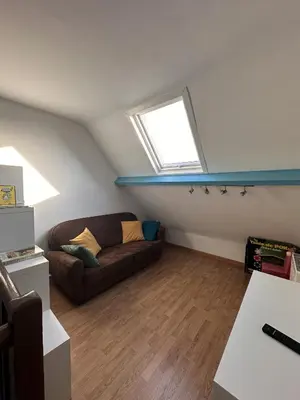 Coin salon dans l'établissement Le Petit Paradis tout confort avec piscine extérieure