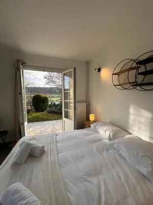 Un ou plusieurs lits dans un hébergement de l'établissement Le Petit Paradis tout confort avec piscine extérieure