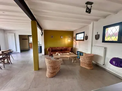 Coin salon dans l'établissement Le Petit Paradis tout confort avec piscine extérieure