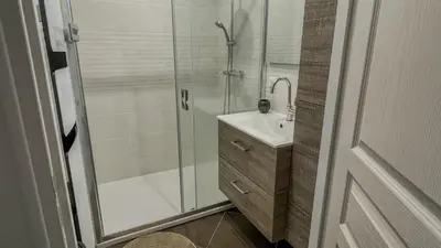 Salle de bains dans l'établissement Rivéa Bizy - Villa 150m2 - 2ou5 CH - 2 SDB - Parking Wifi