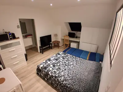 Télévision ou salle de divertissement dans l'établissement Studio meublé à la campagne
