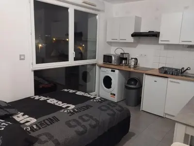 Cuisine ou kitchenette dans l'établissement Studio centre Rouen rive gauche au pied du T4