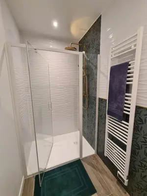 Salle de bains dans l'établissement Le Gîte Avîlloîs Famîly