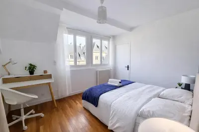 Un ou plusieurs lits dans un hébergement de l'établissement Emeraude du centre Elbeuf Confort et Elegance
