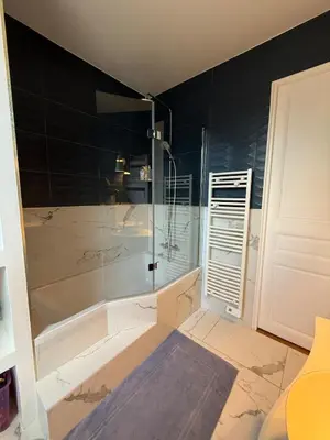 Salle de bains dans l'établissement Charme et confort au cœur de Maisons-Laffitte