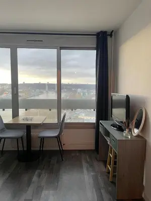 Télévision ou salle de divertissement dans l'établissement Charmant appartement vue sur Seine - Hyper Centre de Rouen