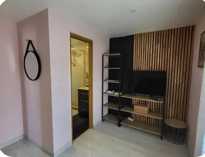 Télévision ou salle de divertissement dans l'établissement Maison - 4 pers - jardin